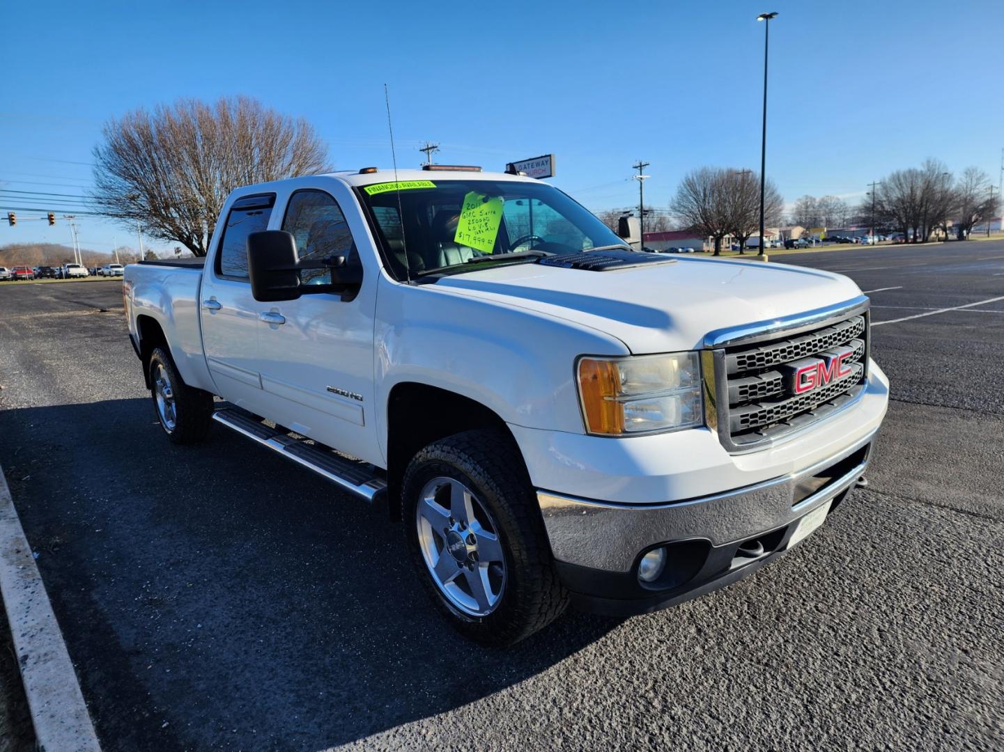 2011 WHITE /Black GMC Sierra 2500HD SLT Crew Cab 4WD (1GT121CG3BF) with an 6.0L V8 OHV 16V FFV engine, 6-Speed Automatic transmission, located at 1221 Madison St., Shelbyville, TN, 37160, (931) 680-9439, 0.000000, 0.000000 - Photo#1